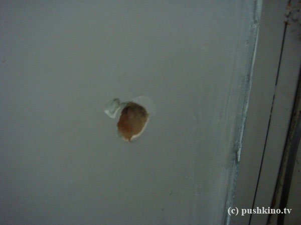Одна из пуль срикошетила в стену