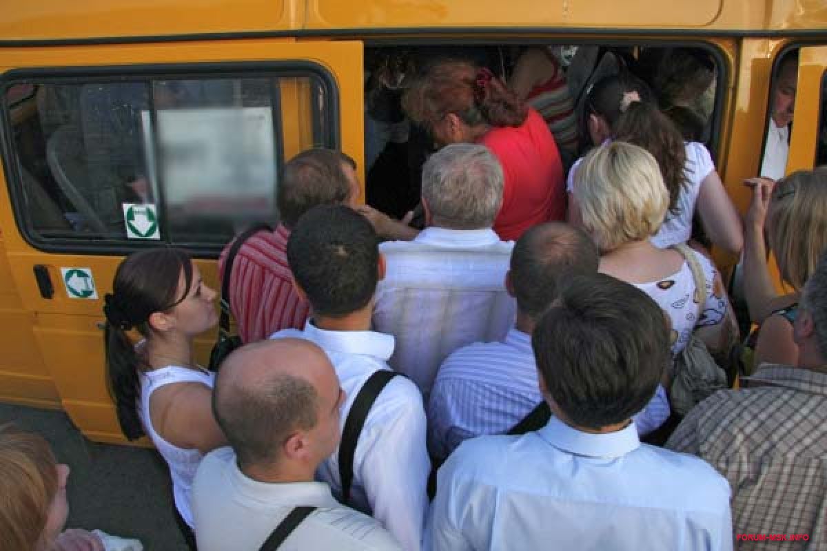 Много народу в автобусе. Много людей в автобусе. Толпа людей в автобусе. Переполненный общественный транспорт. Пассажиры общественного транспорта.