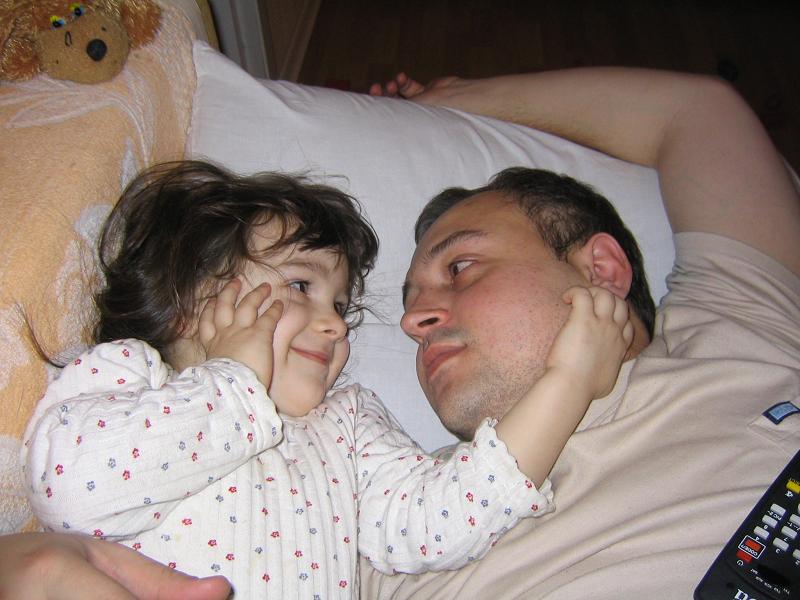 Папа спящую дочурку. Дочка с папой Веселые. Смешной папа.