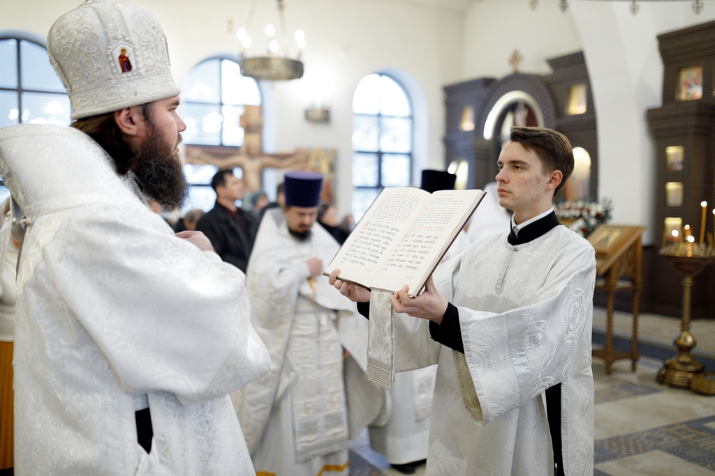 Священник в храме Кожухово