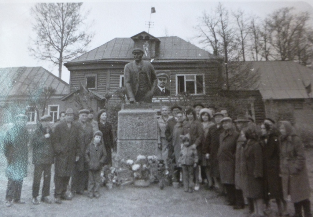 Ленину 150 фото. Тарасовка Пушкинский район памятник.