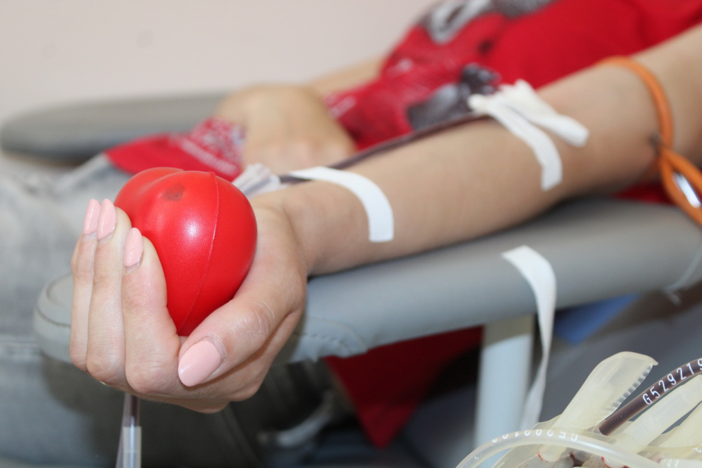 Переливание крови спасло жизнь. Обследование донорской крови. Обследование доноров крови. Переливание крови в полевых условиях.
