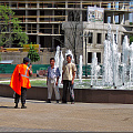 Туристы.Кадр на память у фонтана.