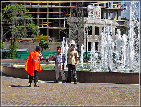 Туристы.Кадр на память у фонтана.