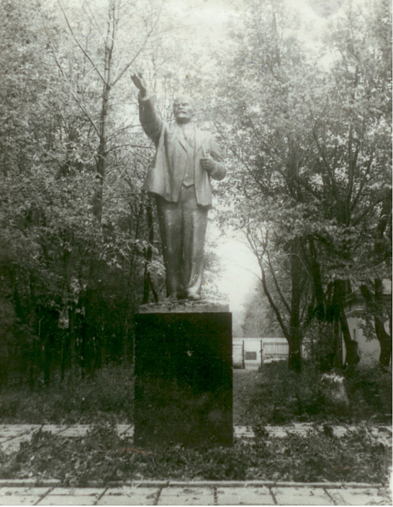 Ленину 150 фото. Совхоз Лесные Поляны. Памятник Ленину на Московском проспекте город Пушкино. Сколько всего памятников Ленину.